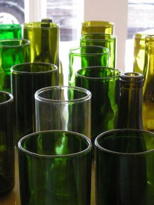 Những chiếc chai cũ tỏ ra khá tiết kiệm và hiệu quả trong việc thay thế cho những chiếc lọ cắm hoa