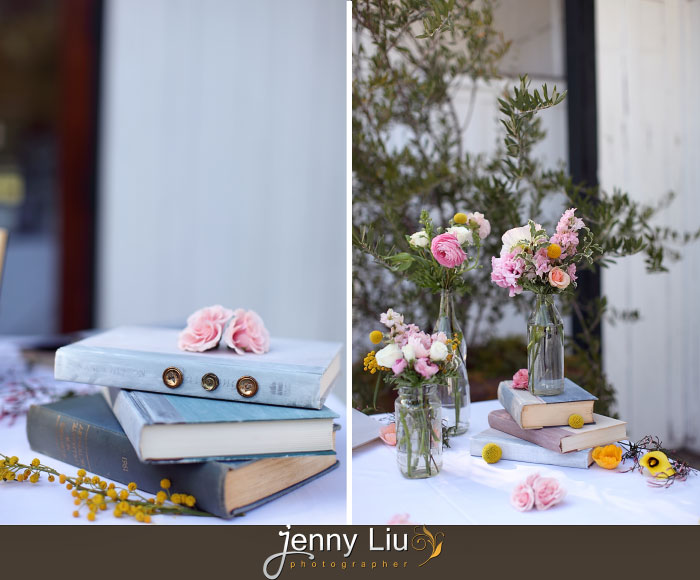 Trang trí bàn tiệc với những lọ hoa để bàn cùng với những cuốn sách là gợi ý khá hay ho. 