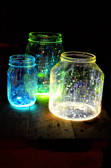 Glow Jars are easy, cheap & fun to make ~ Rainy Day Activities for Kids {Weekend Links} from HowToHomeschoolMyChild.com