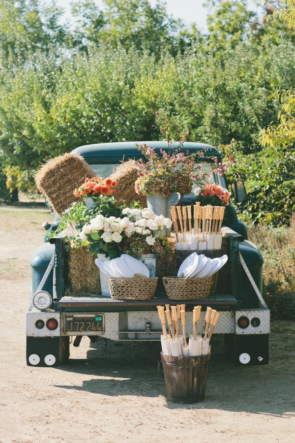 http://www.intimateweddings.com/wp-content/uploads/2015/07/parasols-guests.jpg