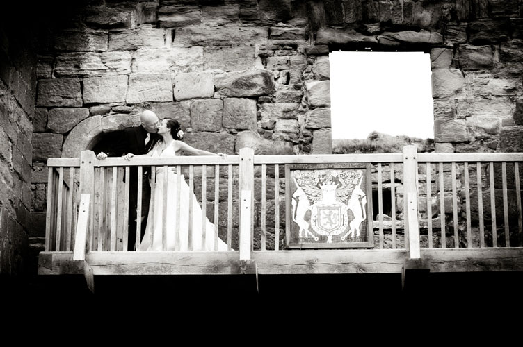 bride and groom in balconey