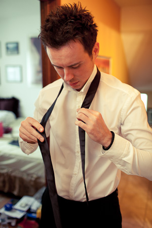 groom tying his tie