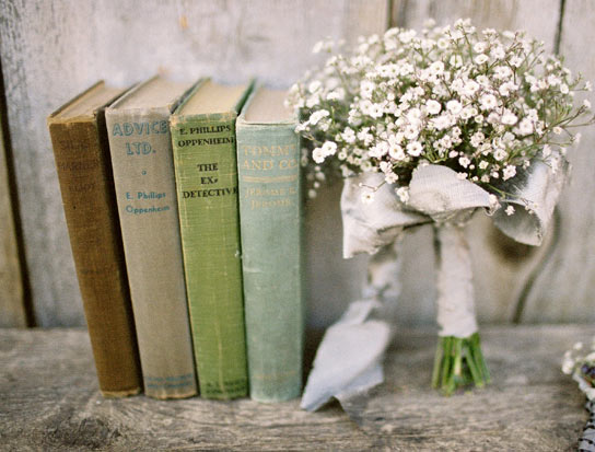 Vẻ đẹp hoài cổ mà sang trọng của đám cưới với một bó hoa baby xinh xắn và những cuốn sách cổ. 