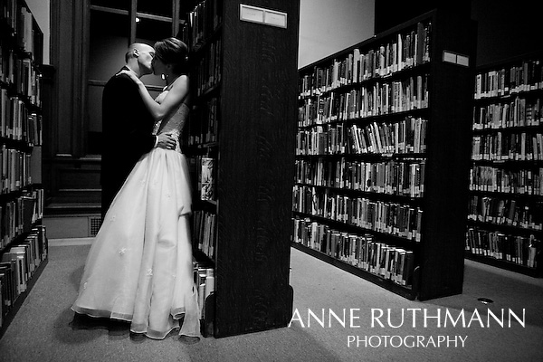 Ảnh cưới đen trắng tuyệt đẹp lấy bối cảnh là thư viện công cộng Detroit. 