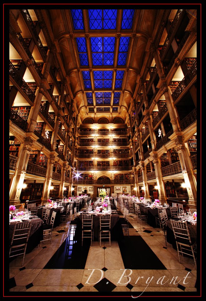 Tiệc cưới được diễn ra trong không gian cổ điển, sang trọng của thư viện Baltimore. 