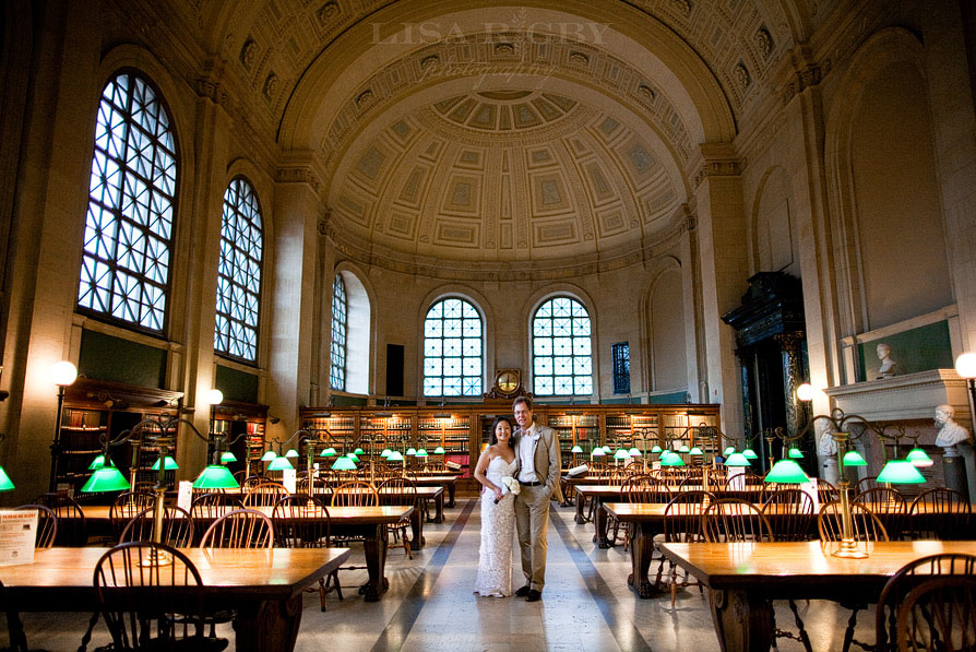 Nhiếp ảnh gia Lisa Rigby đã ghi lại khoảnh khắc hạnh phúc của cô dâu chú rể giữa khung cảnh một thư viện. 