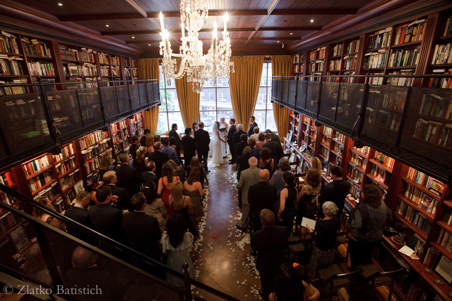 Sách tại thư viện New York tạo nên không gian trang trọng và ấm áp cho đám cưới . 