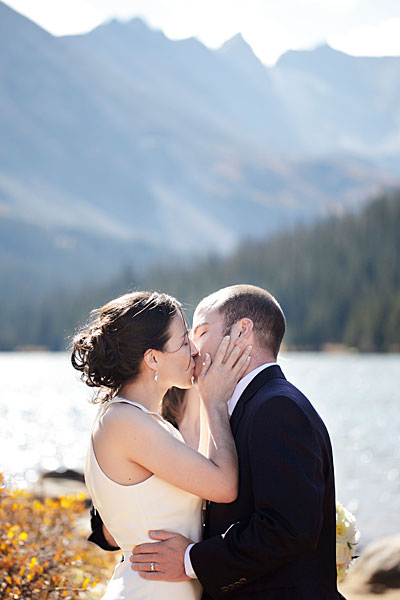 Cô dâu và chú rể trao nhau nụ hôn say đắm giữa khung cảnh rừng quốc gia nên thơ. 