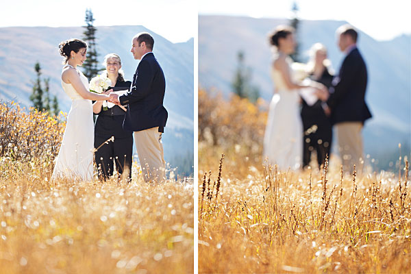Đám cưới diễn ra thật ấm cúng chỉ với sự tham gia của cô dâu- chú rể, chủ lễ và nhiếp ảnh gia. 