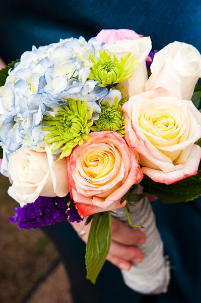 Những bông hoa hồng kết hợp cùng nhiều loại hoa khác tạo nên một bó hoa cô dâu đơn giản và thanh lịch. 