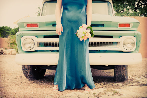 Cô dâu tươi trẻ và nổi bật trong chiếc váy cưới màu xanh đơn giản nhưng vẫn bắt mắt. 