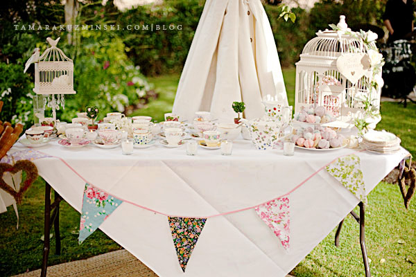 vintage-floral-bunting-wedding