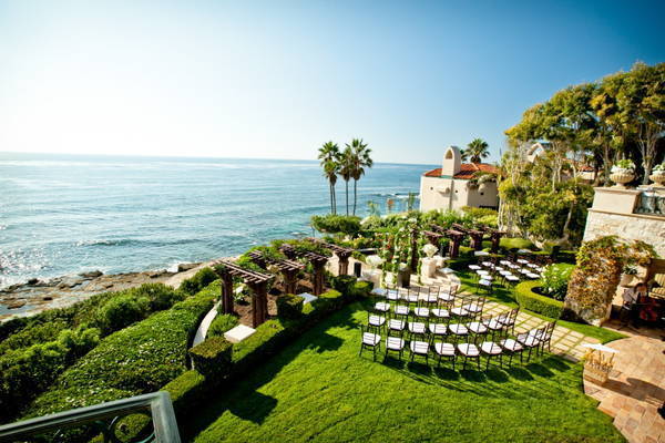 California At Home Wedding Katie Justin S Family In Oceanfront Outdoor Wedding Ceremony