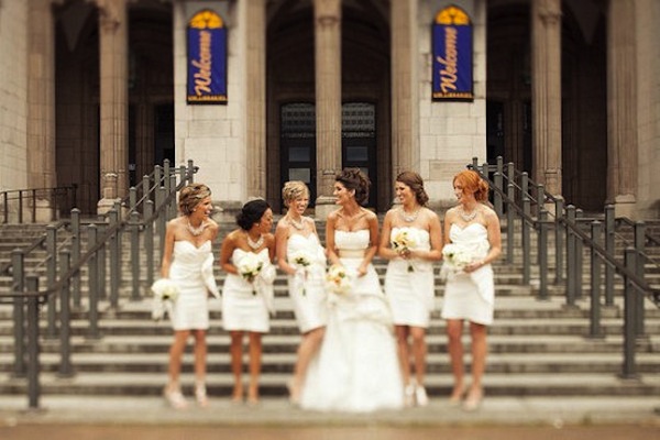 Cô dâu và phù dâu có thể mắc cùng nhau váy màu trắng