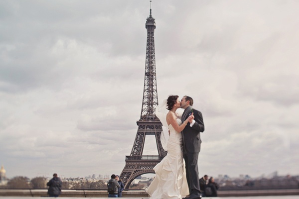Real Weddings Blair Judson S Intimate Paris Elopement Bride And Groom Kissing By The Eiffel Tower
