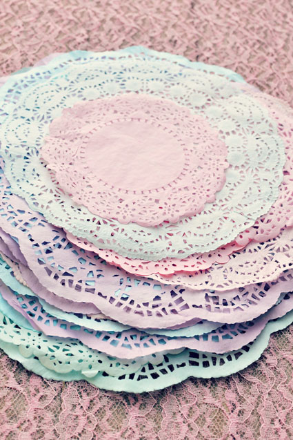 färgade doilies