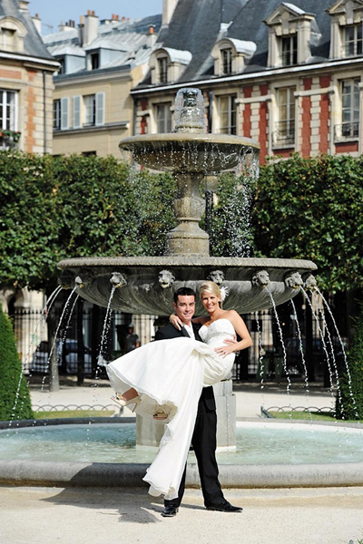 bride and groom in Parisian fountain