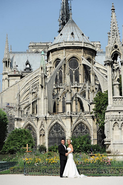 bride and groom in paris