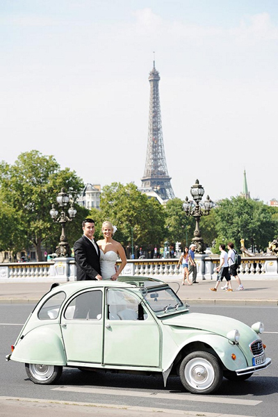 bride and groom in vintage car in front of eiffel tower