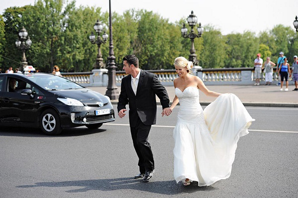 bride and groom crossing paris street