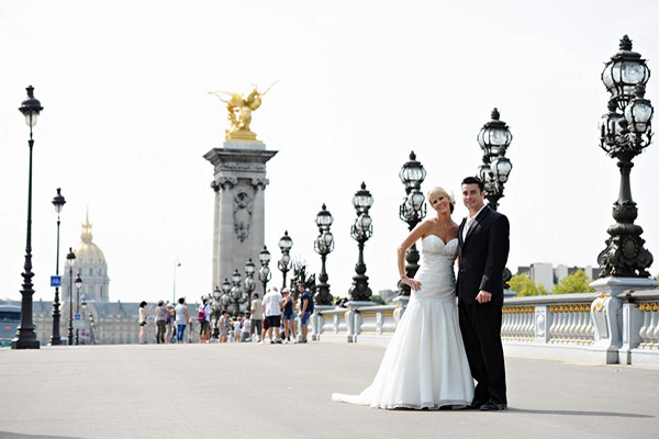 bride and groom in Paris