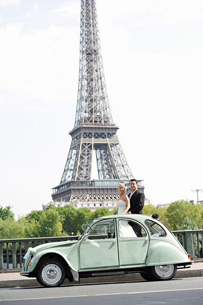 bride and groom in vintage car in front of eiffel tower