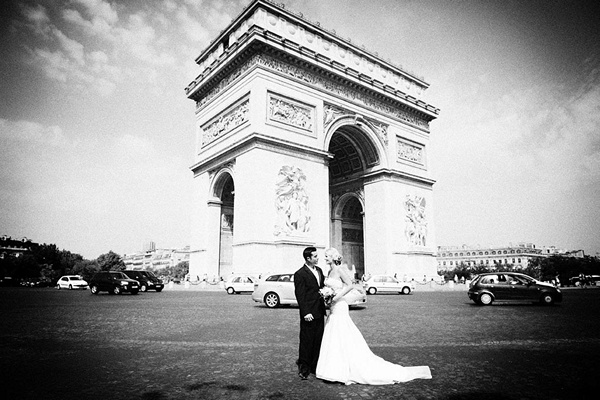 bride and groom in front of l'arc de triomphe