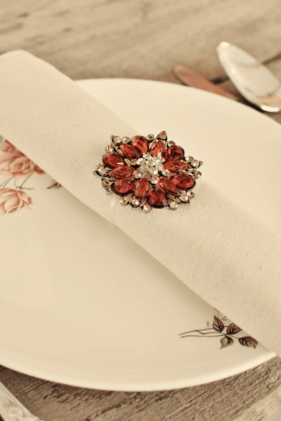 brooch napkin ring