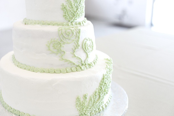 green leaf wedding cake