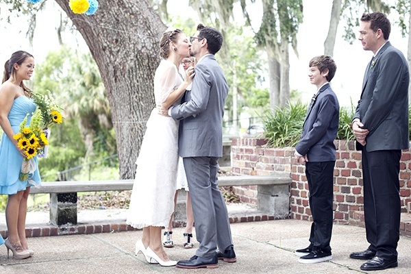 wedding first kiss