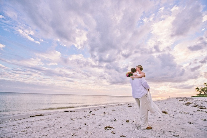 beach-wedding-couple-sentibel-island-florida