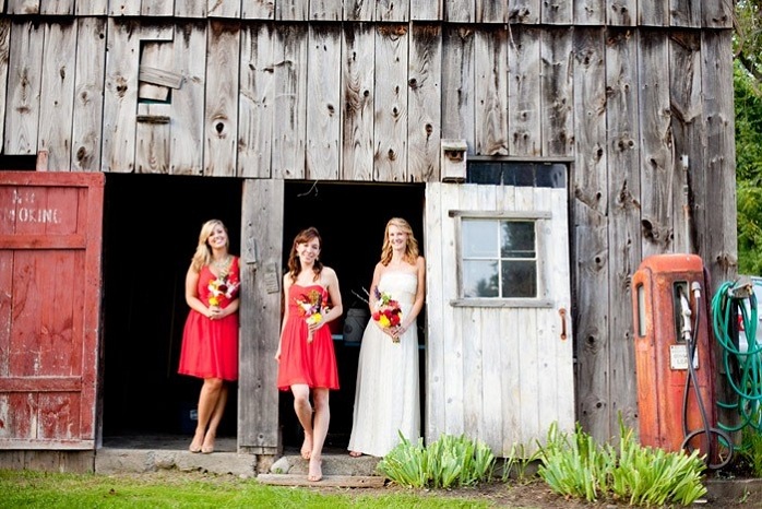 bride-with-bridesmaids-wedding-photography-barn-rustic