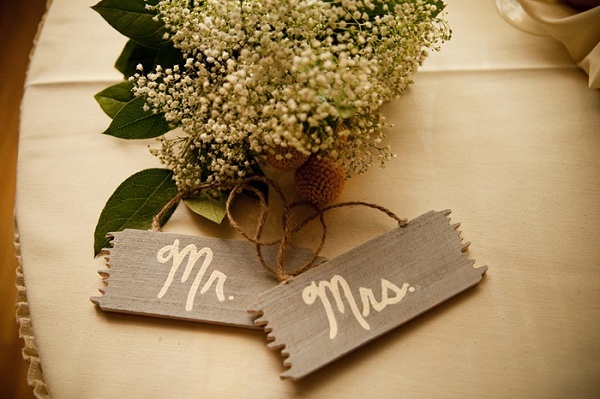 diy-wedding-signage-mr.-mrs.-wooden