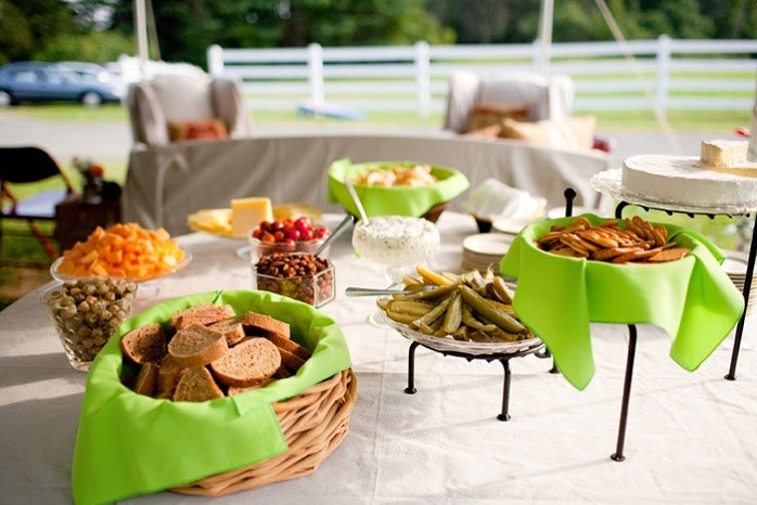 intimate-rustic-wedding-barn-food