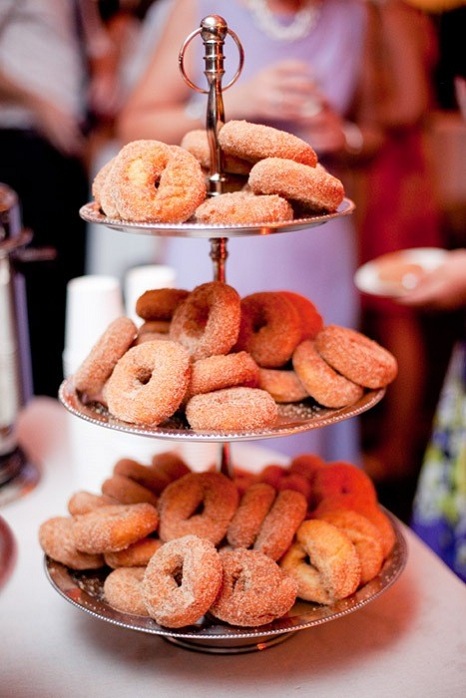wedding-dessert-cider-donuts-barn-wedding