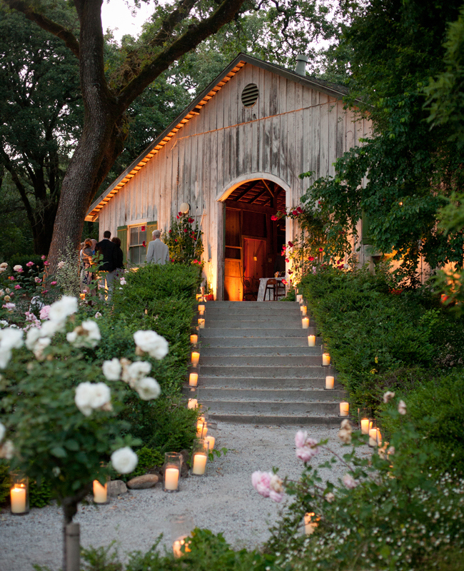 candlelit-walkway-weddings-decor-candles