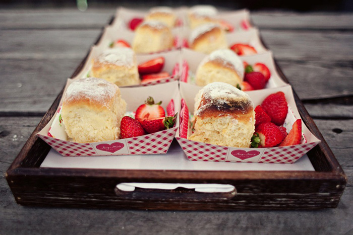 strawbery-scones-shortcake-picnic-wedding-ideas