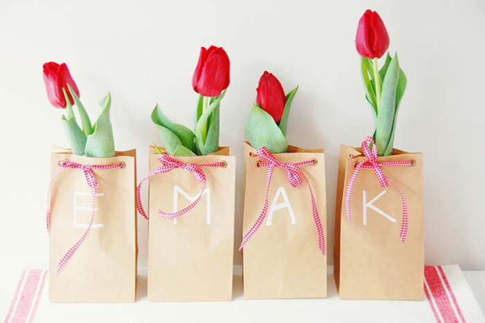 Bạn có thể cho những cành hoa xinh xắn vào những chiếc túi giấy và biến chúng thành món quà ý nghĩa. 