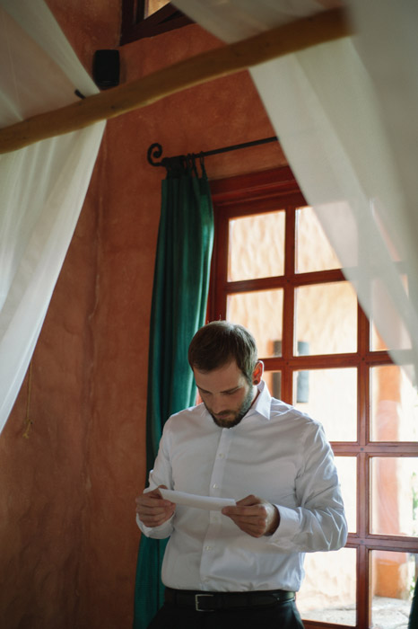 wedding-photography-groom-reading-note