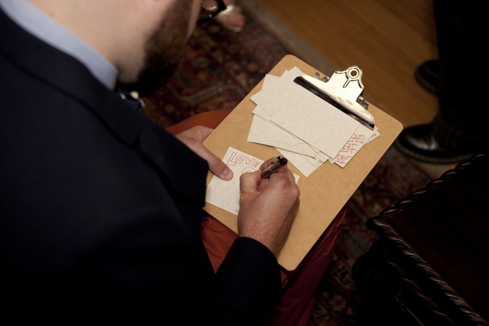 wedding-idea-guests-writing-notes-to-couple