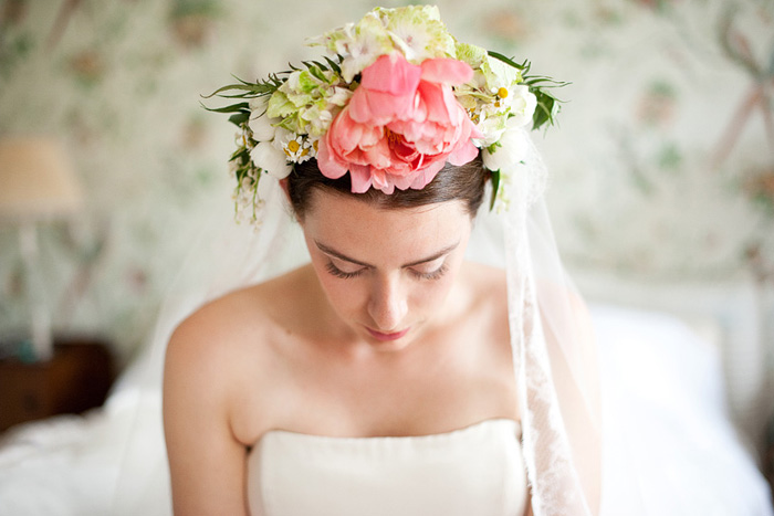 5 Ways to Wear Flowers in your Hair on your Wedding Day | The Full Frida