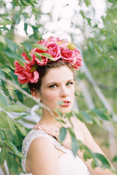 5 Ways to Wear Flowers in your Hair on your Wedding Day | The Full Frida