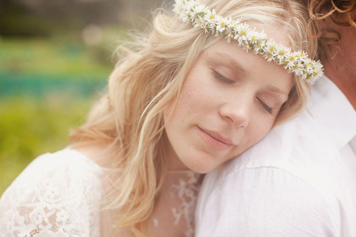 5 Ways to Wear Flowers in your Hair on your Wedding Day | A Delicate Halo