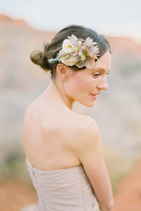 5 Ways to Wear Flowers in your Hair on your Wedding Day | Flower Hair Comb