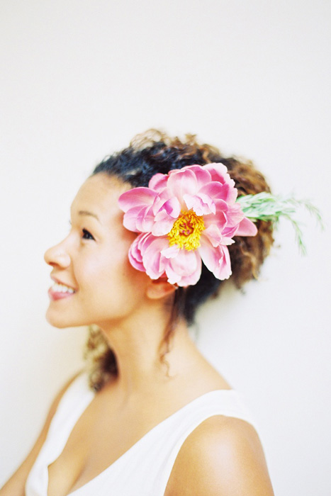 5 Ways to Wear Flowers in your Hair on your Wedding Day | Single Bloom