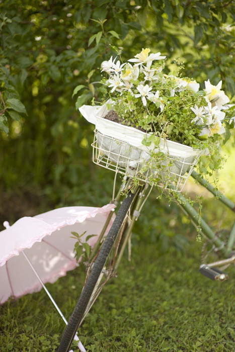 vintage bicycle with wedding flowers