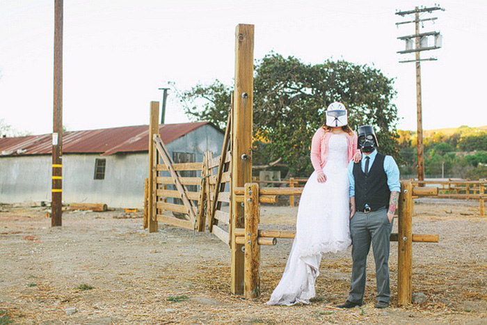 bride and groom in star wars masks