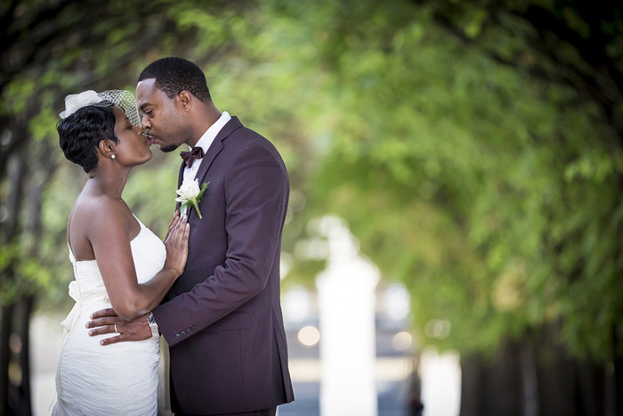 bride and groom kissing in Paris