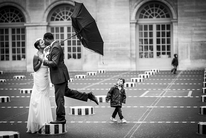 bride and groom kissing in the rain in Paris