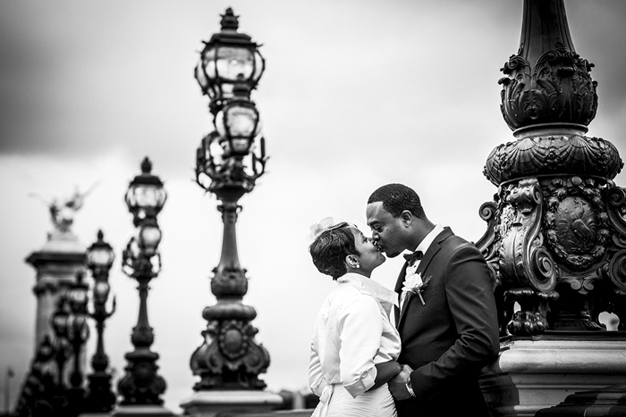 bride and groom kissing in Paris